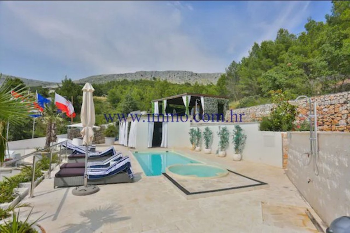 VILLA DI LUSSO CON PISCINA VICINO A SPALATO