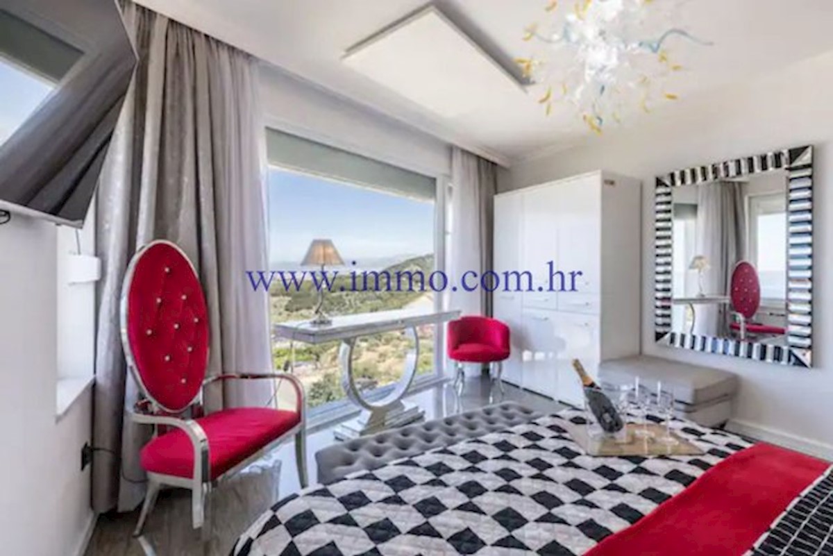 VILLA DI LUSSO CON PISCINA VICINO A SPALATO