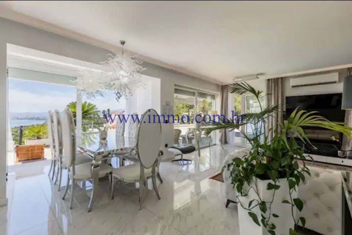 VILLA DI LUSSO CON PISCINA VICINO A SPALATO