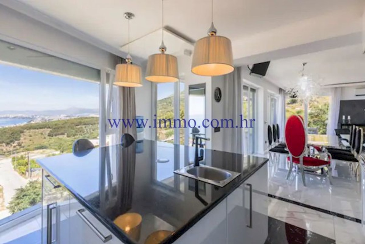 VILLA DI LUSSO CON PISCINA VICINO A SPALATO