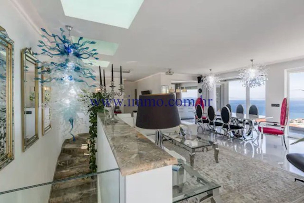 VILLA DI LUSSO CON PISCINA VICINO A SPALATO