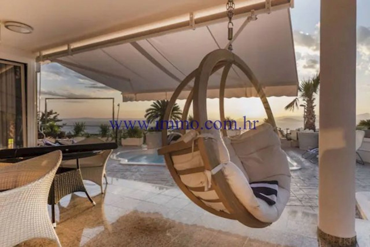 VILLA DI LUSSO CON PISCINA VICINO A SPALATO