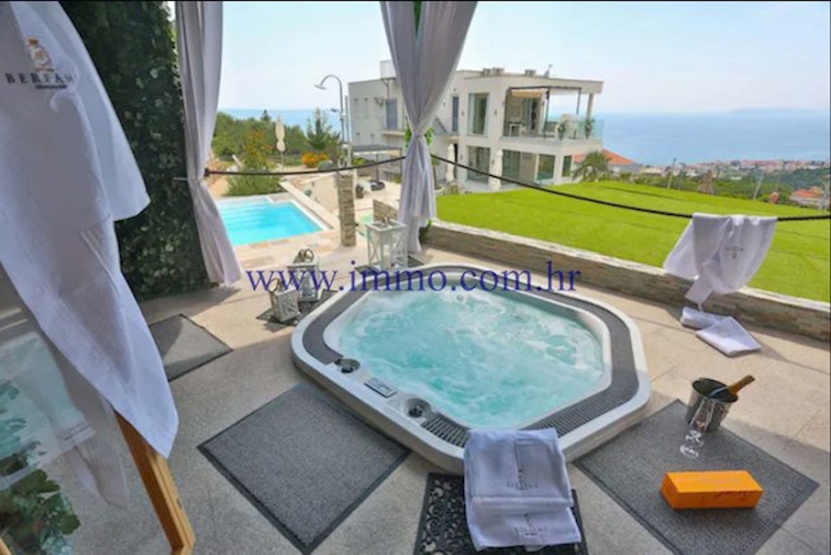 VILLA DI LUSSO CON PISCINA VICINO A SPALATO