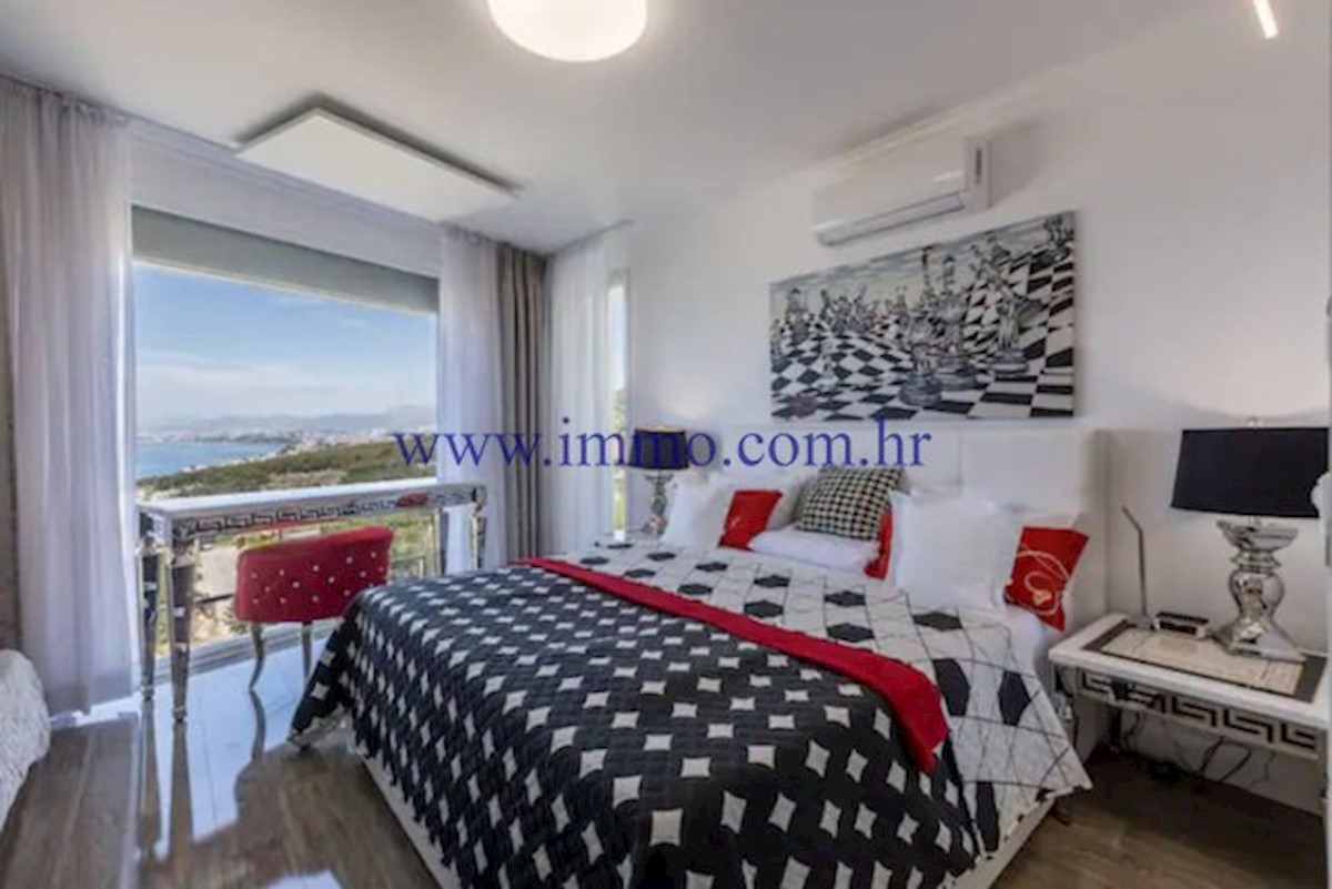 VILLA DI LUSSO CON PISCINA VICINO A SPALATO