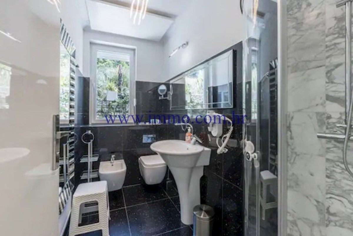 VILLA DI LUSSO CON PISCINA VICINO A SPALATO