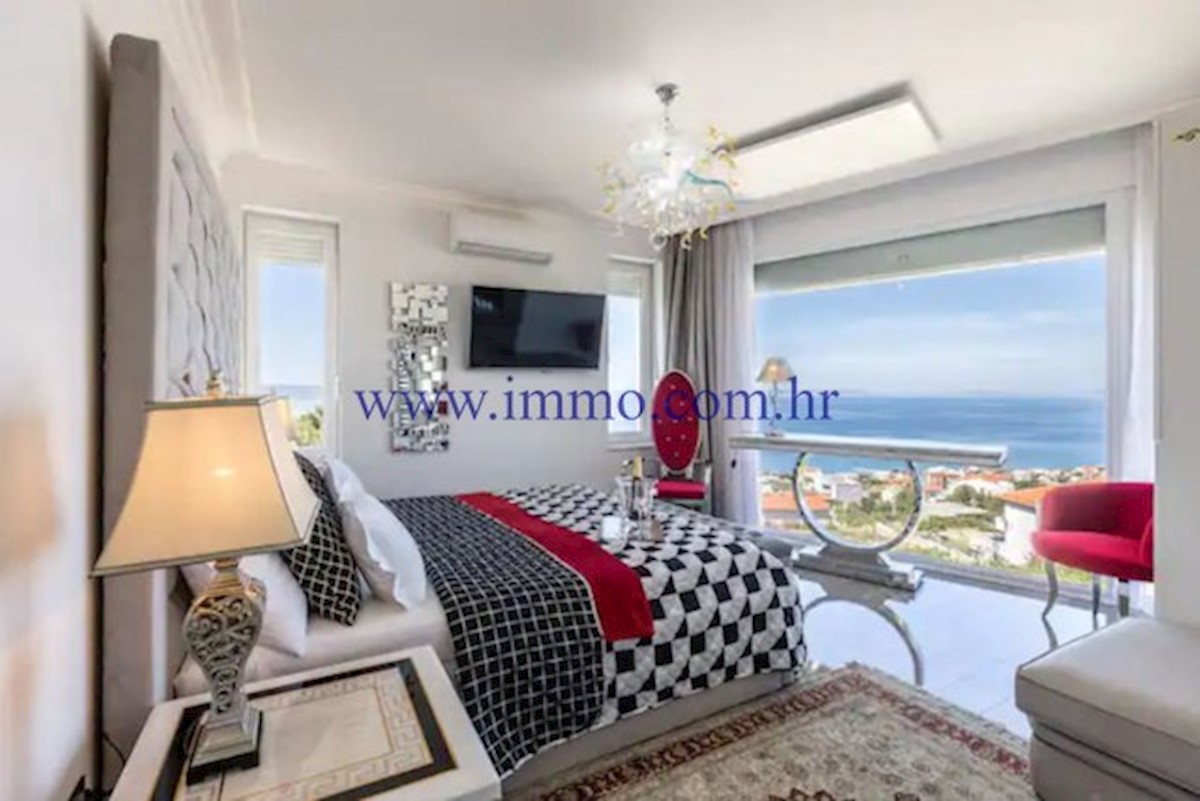 VILLA DI LUSSO CON PISCINA VICINO A SPALATO