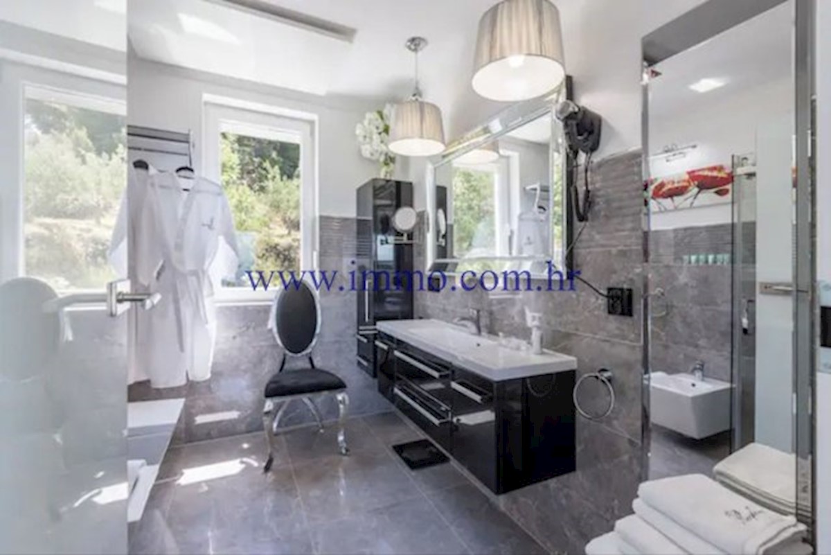 VILLA DI LUSSO CON PISCINA VICINO A SPALATO