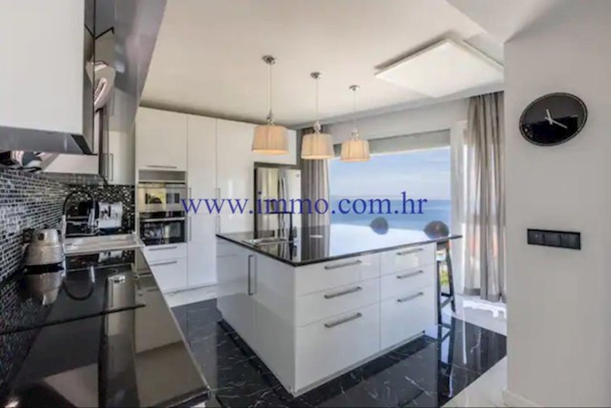 VILLA DI LUSSO CON PISCINA VICINO A SPALATO