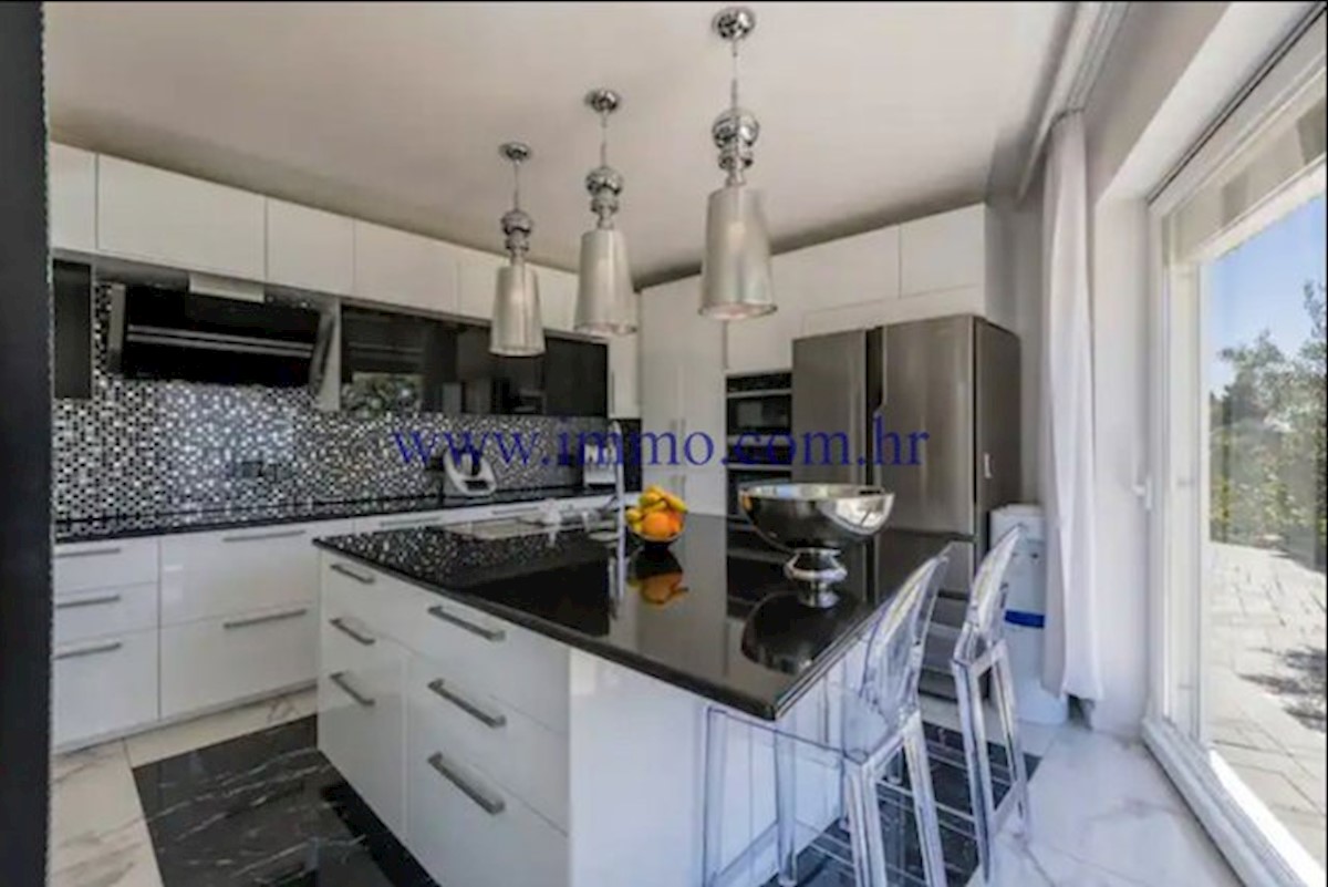 VILLA DI LUSSO CON PISCINA VICINO A SPALATO