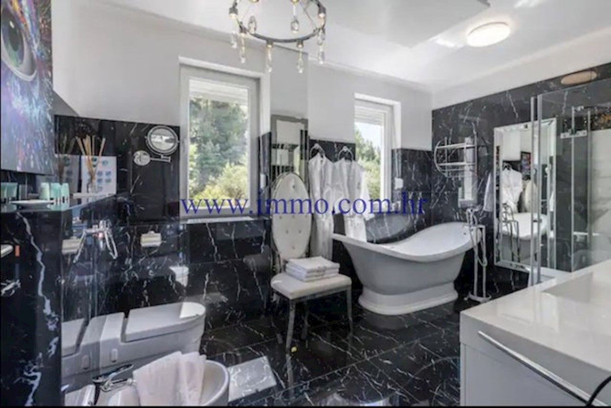 VILLA DI LUSSO CON PISCINA VICINO A SPALATO