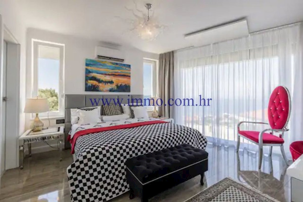 VILLA DI LUSSO CON PISCINA VICINO A SPALATO