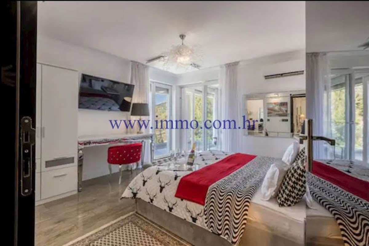 VILLA DI LUSSO CON PISCINA VICINO A SPALATO