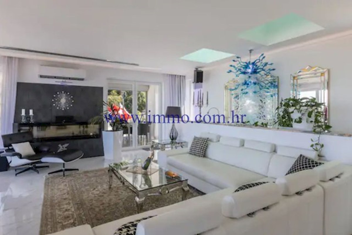 VILLA DI LUSSO CON PISCINA VICINO A SPALATO