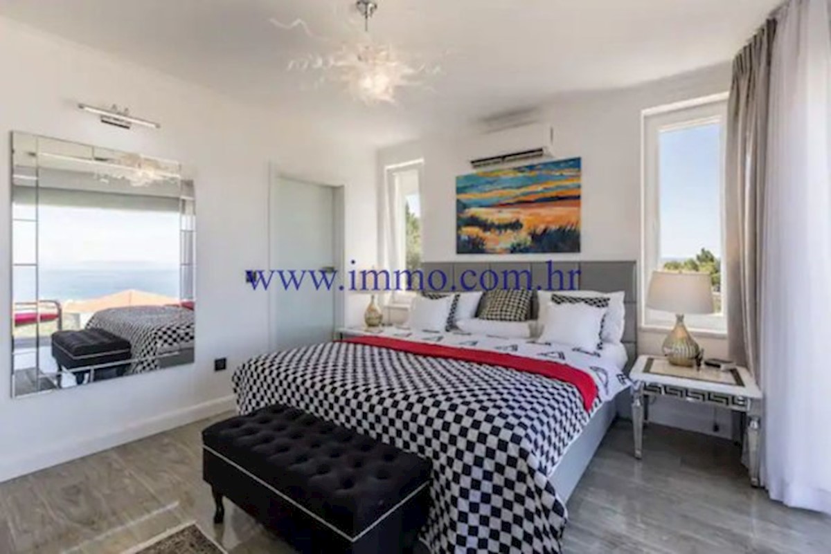 VILLA DI LUSSO CON PISCINA VICINO A SPALATO