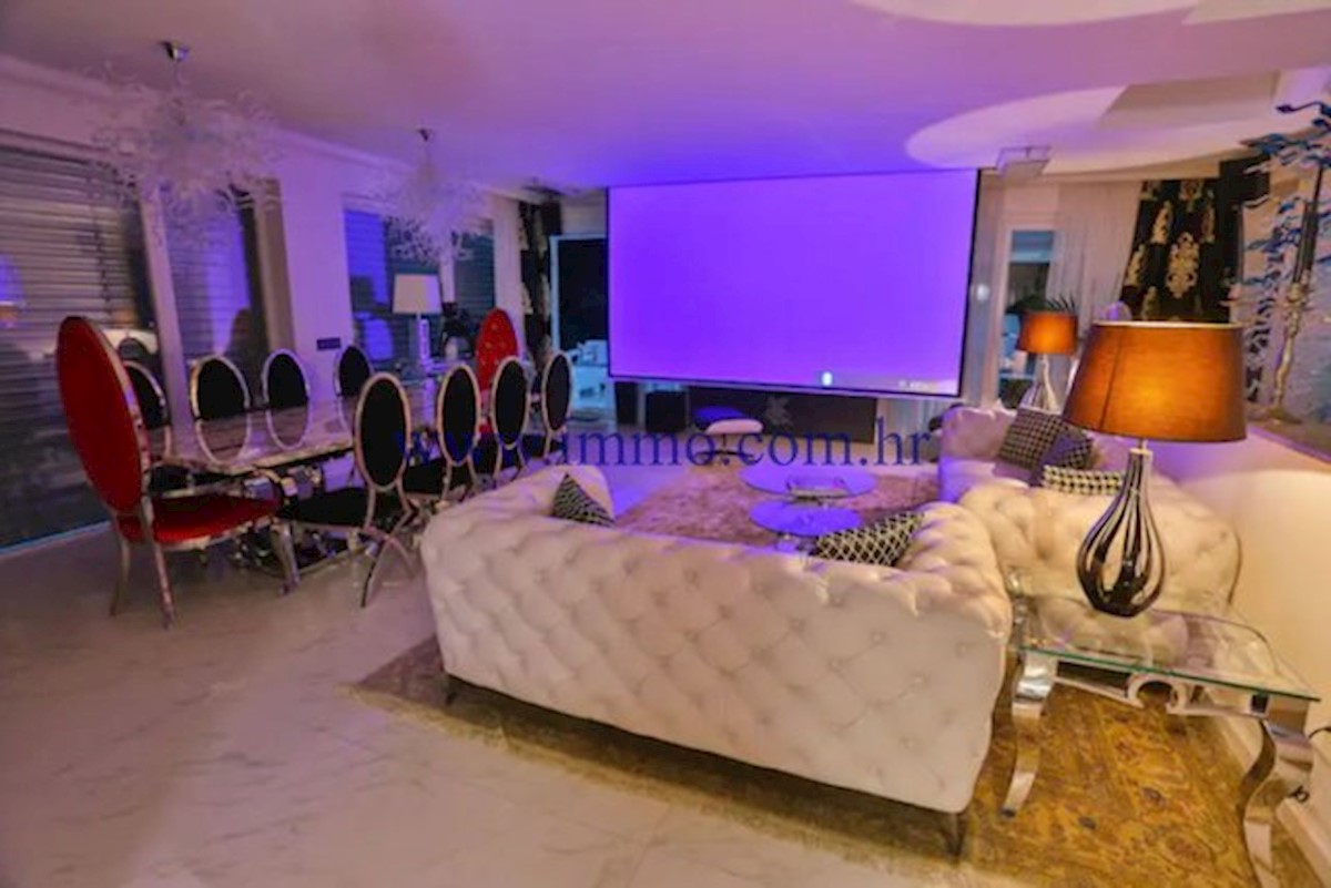 VILLA DI LUSSO CON PISCINA VICINO A SPALATO