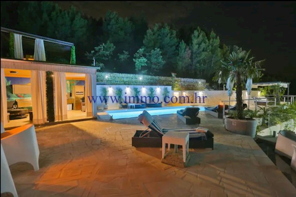 VILLA DI LUSSO CON PISCINA VICINO A SPALATO