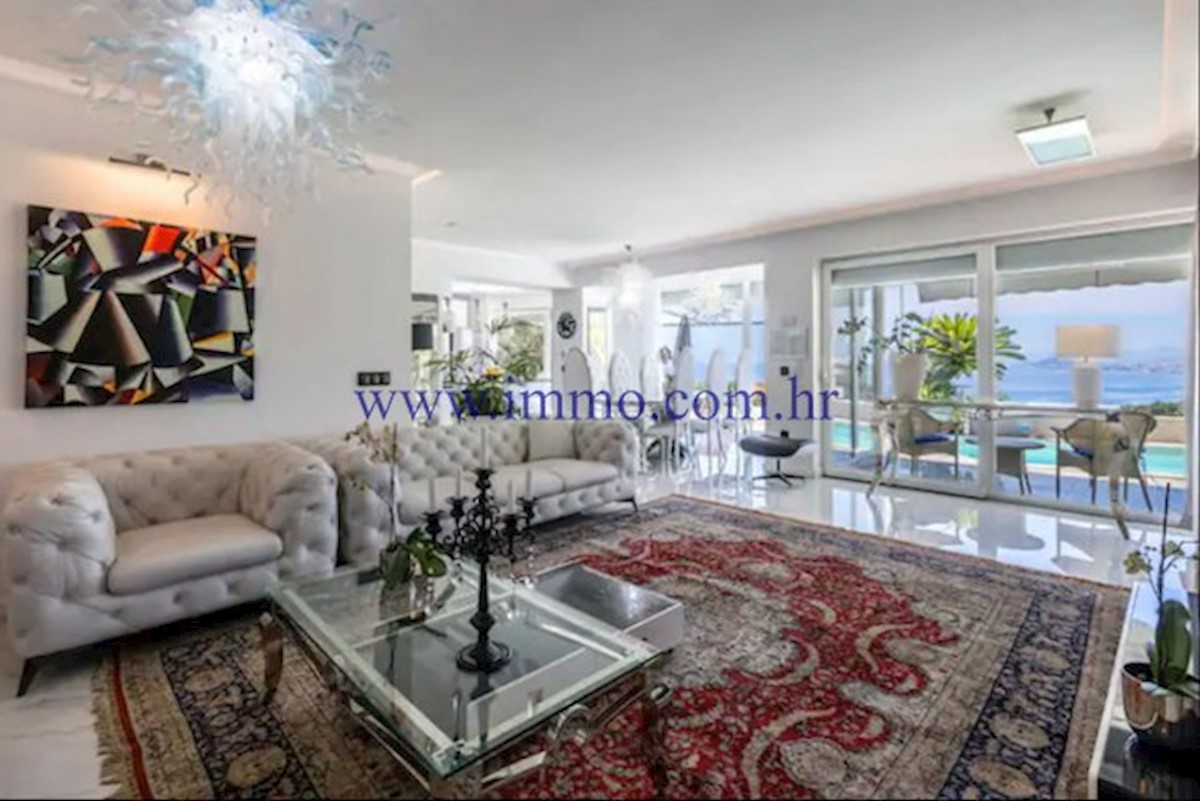 VILLA DI LUSSO CON PISCINA VICINO A SPALATO