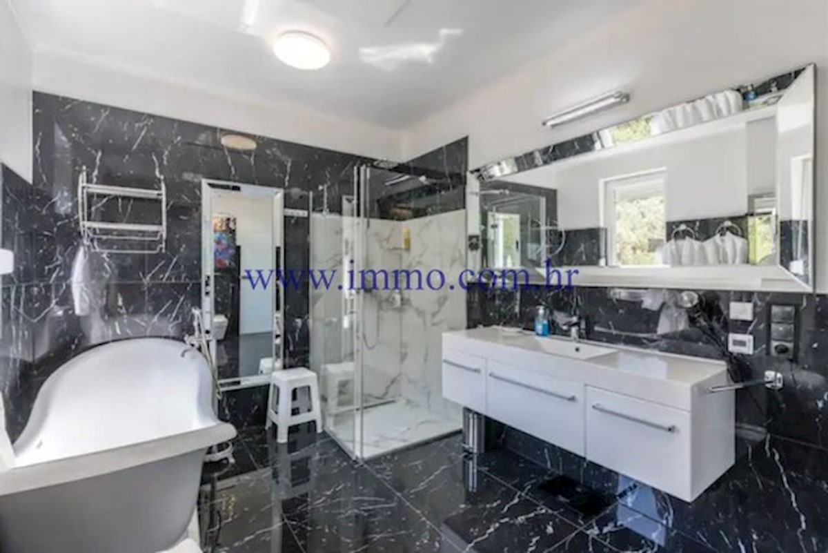 VILLA DI LUSSO CON PISCINA VICINO A SPALATO