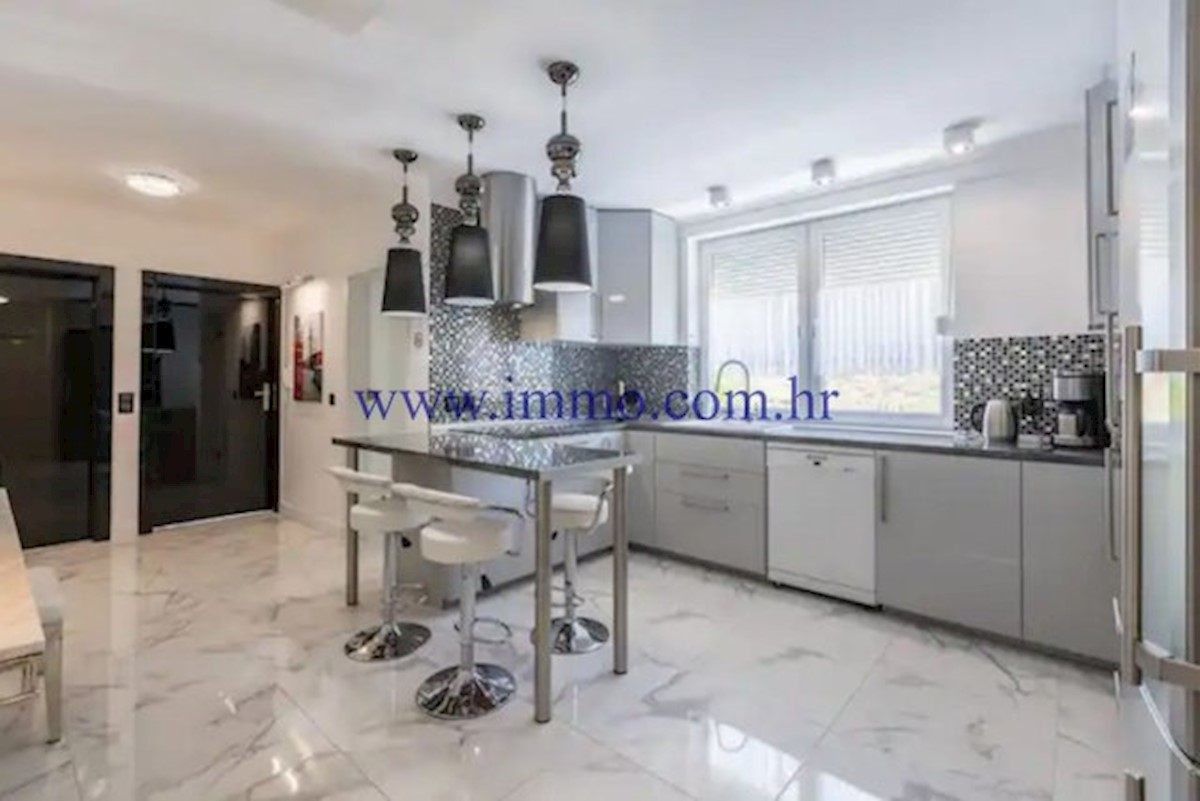 VILLA DI LUSSO CON PISCINA VICINO A SPALATO