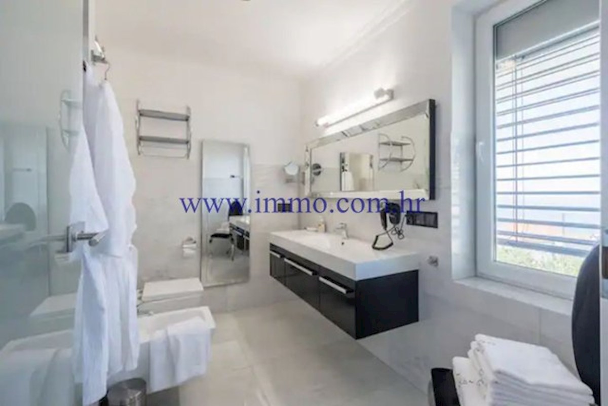 VILLA DI LUSSO CON PISCINA VICINO A SPALATO