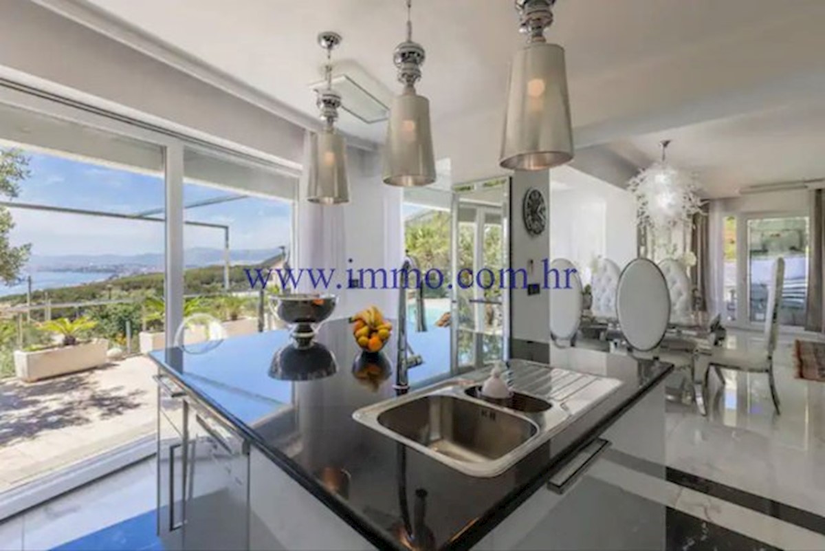 VILLA DI LUSSO CON PISCINA VICINO A SPALATO