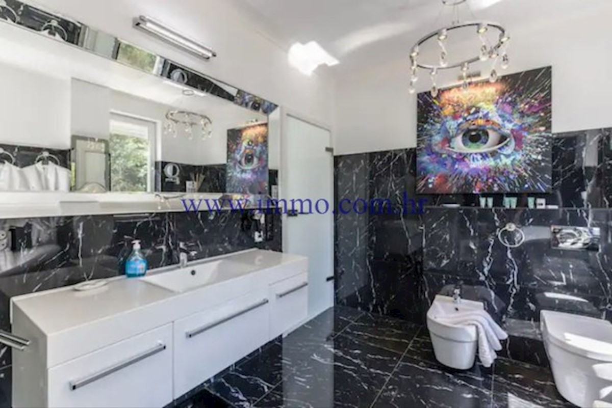 VILLA DI LUSSO CON PISCINA VICINO A SPALATO