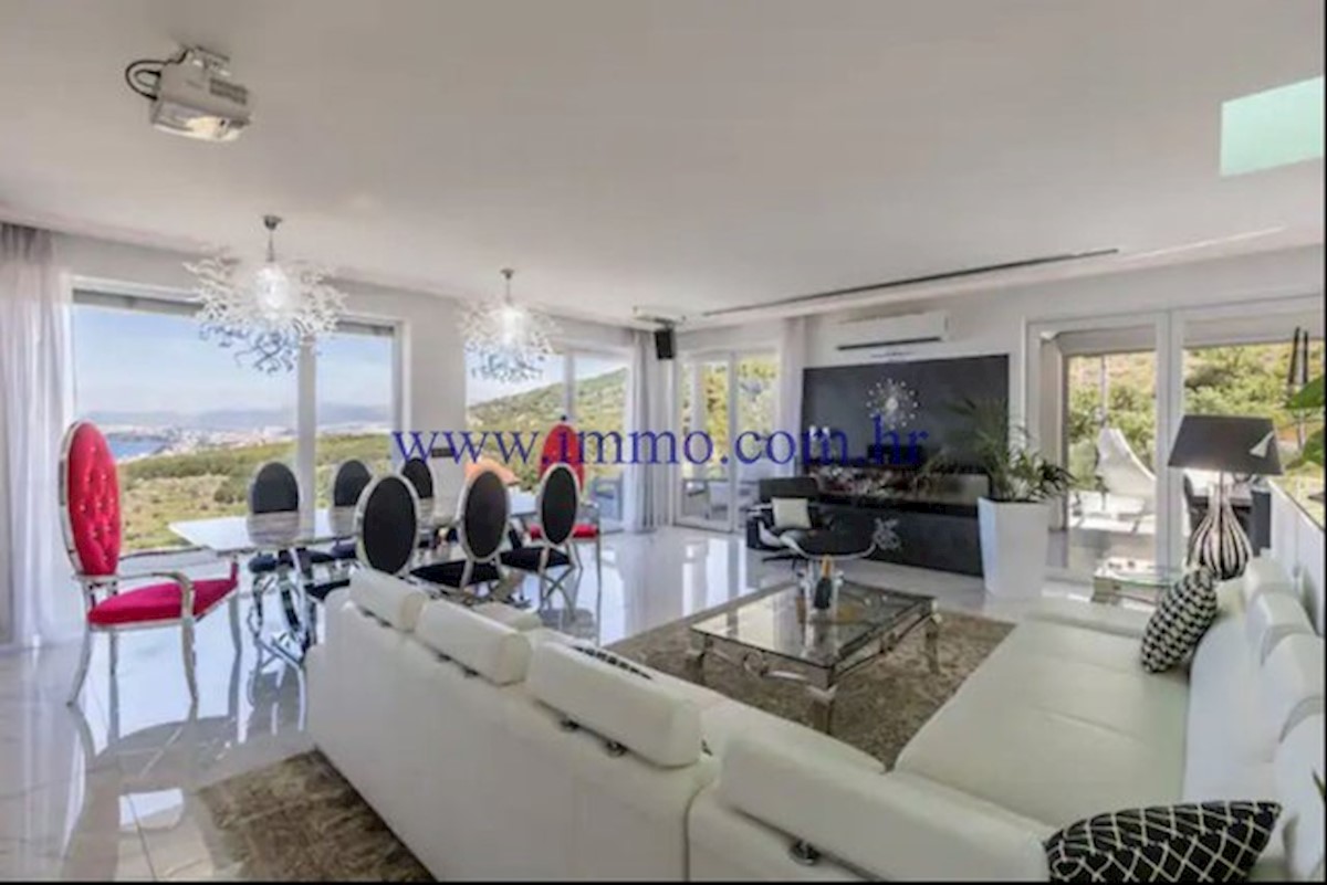 VILLA DI LUSSO CON PISCINA VICINO A SPALATO