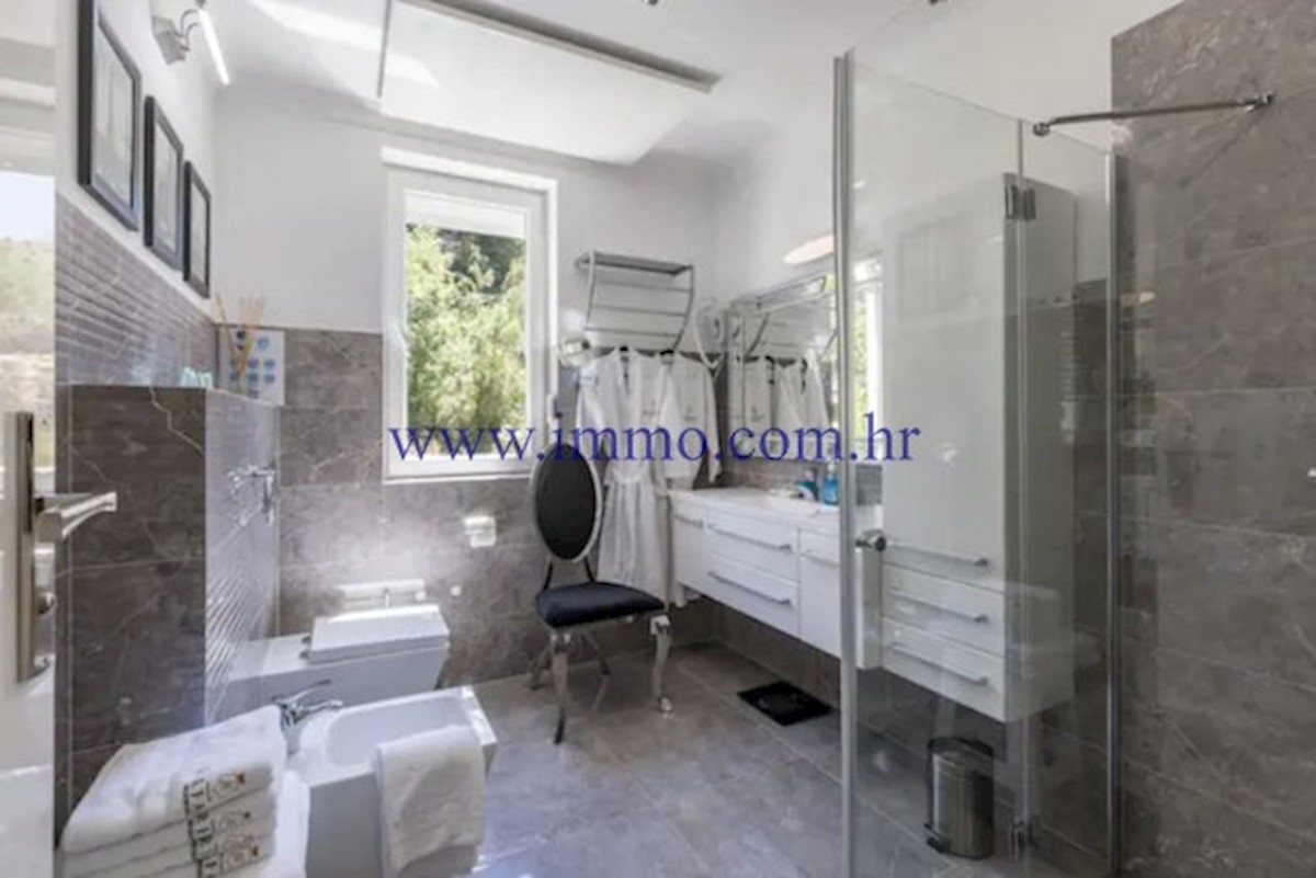 VILLA DI LUSSO CON PISCINA VICINO A SPALATO