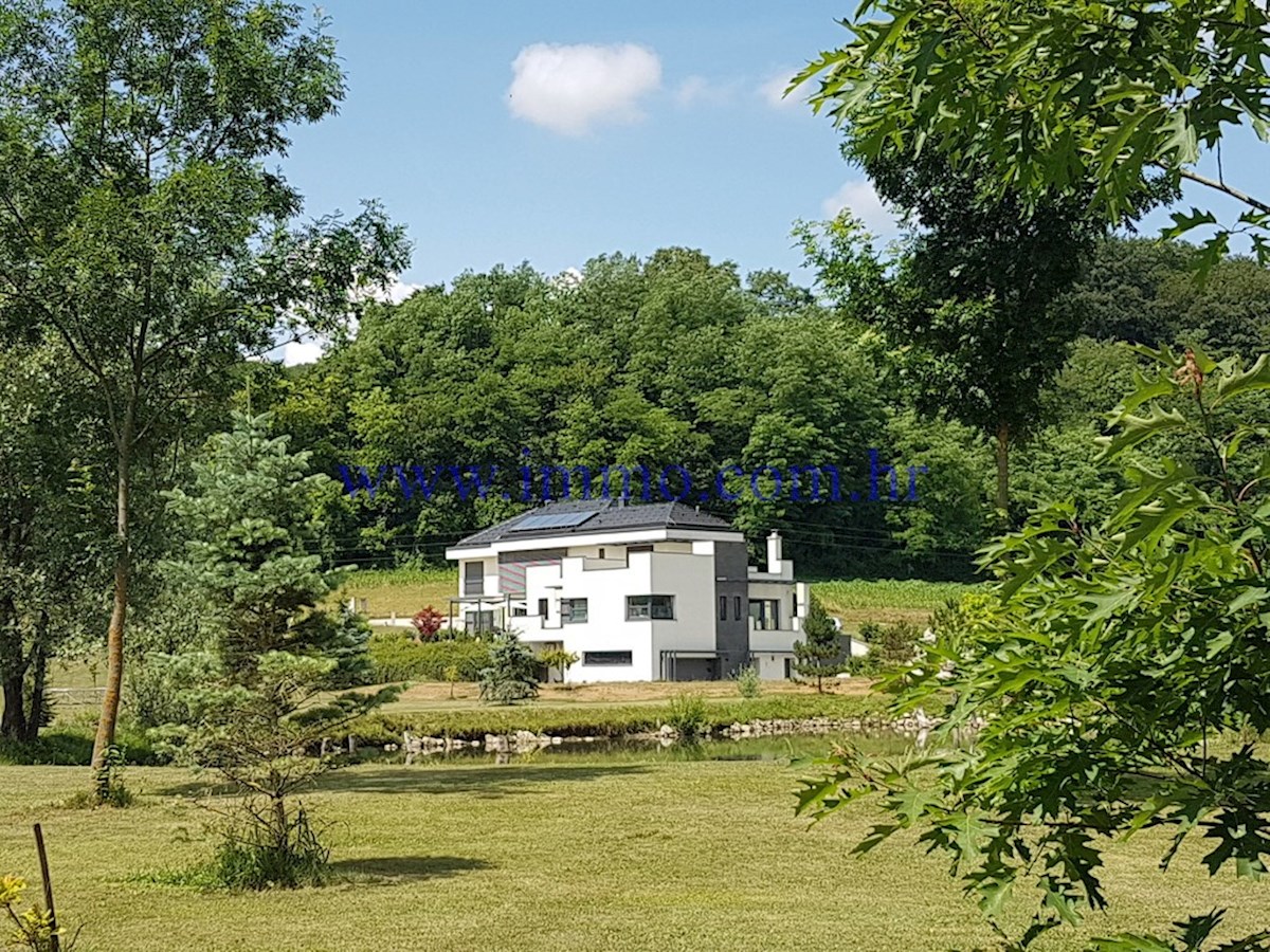 TUHELJ, EDIFICIO RESIDENZIALE E COMMERCIALE SU UN GRANDE TERRENO, OTTIMA OCCASIONE!