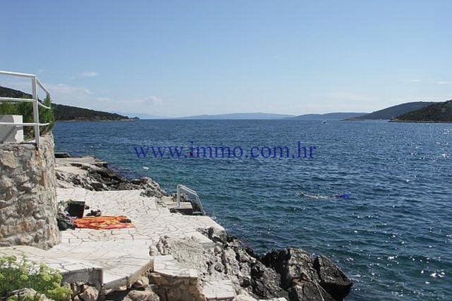 BELLISSIMA VILLA FRONTE MARE VICINO A TROGIR