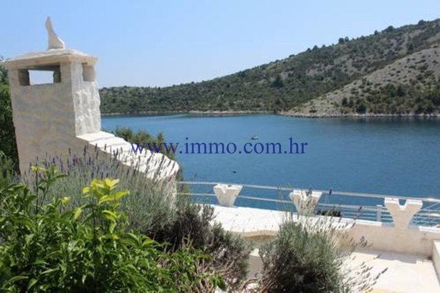 BELLISSIMA VILLA FRONTE MARE VICINO A TROGIR