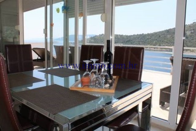 BELLISSIMA VILLA FRONTE MARE VICINO A TROGIR