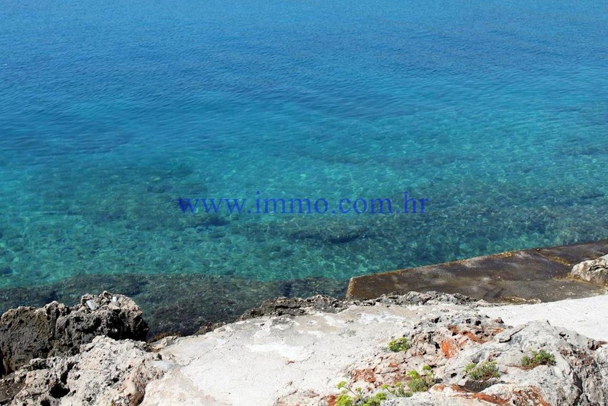 PARCELLA UNICA IN PRIMA FILA SUL MARE