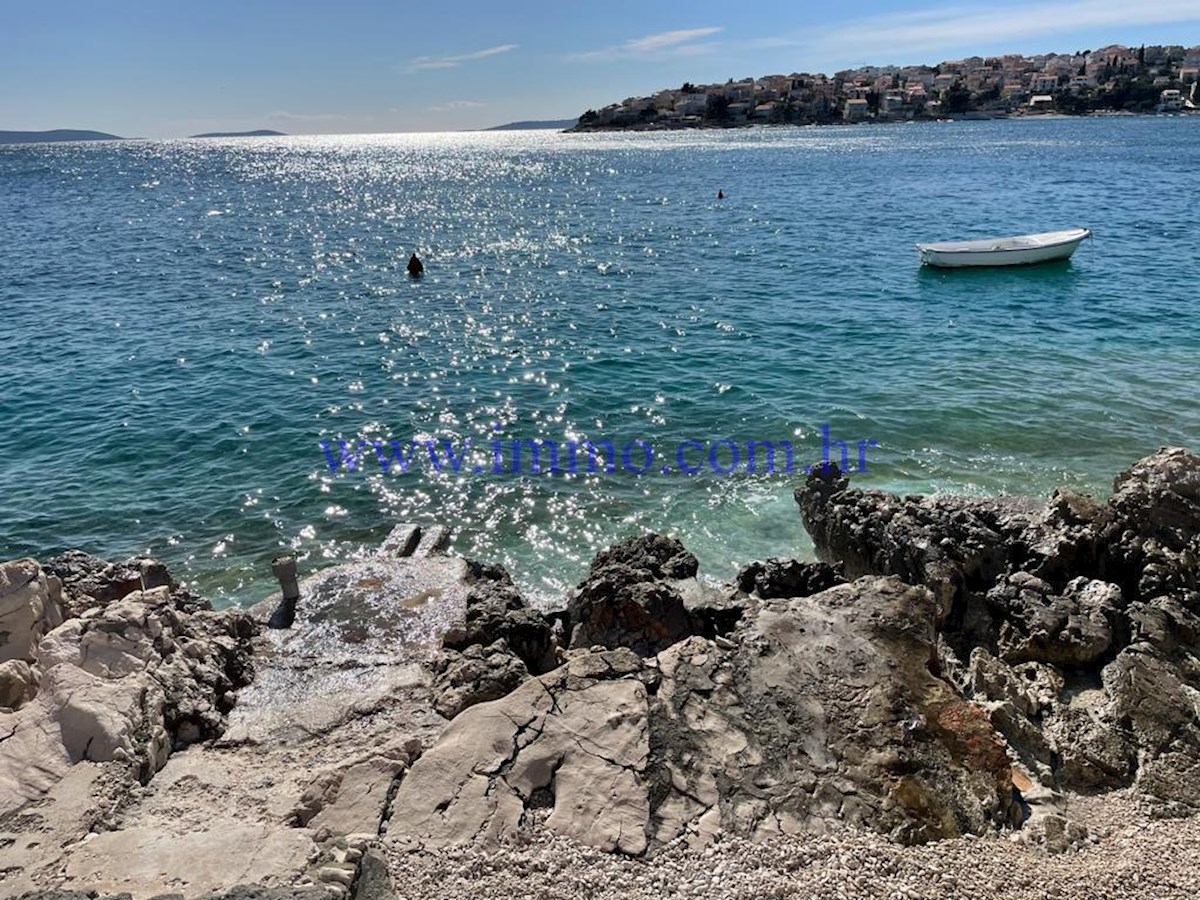 PARCELLA UNICA IN PRIMA FILA SUL MARE