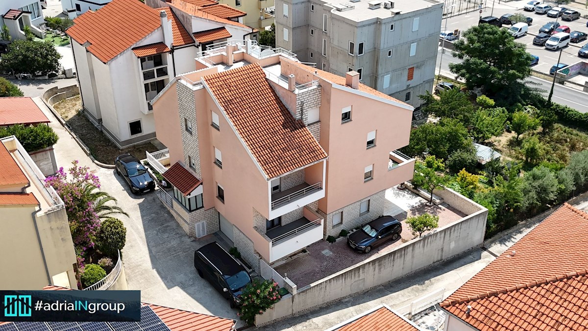 Piccolo edificio residenziale in una posizione attraente - Podstrana / leggi la descrizione