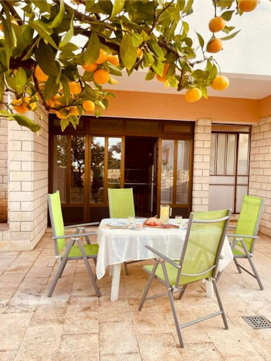 Piccolo edificio residenziale in una posizione attraente - Podstrana / leggi la descrizione