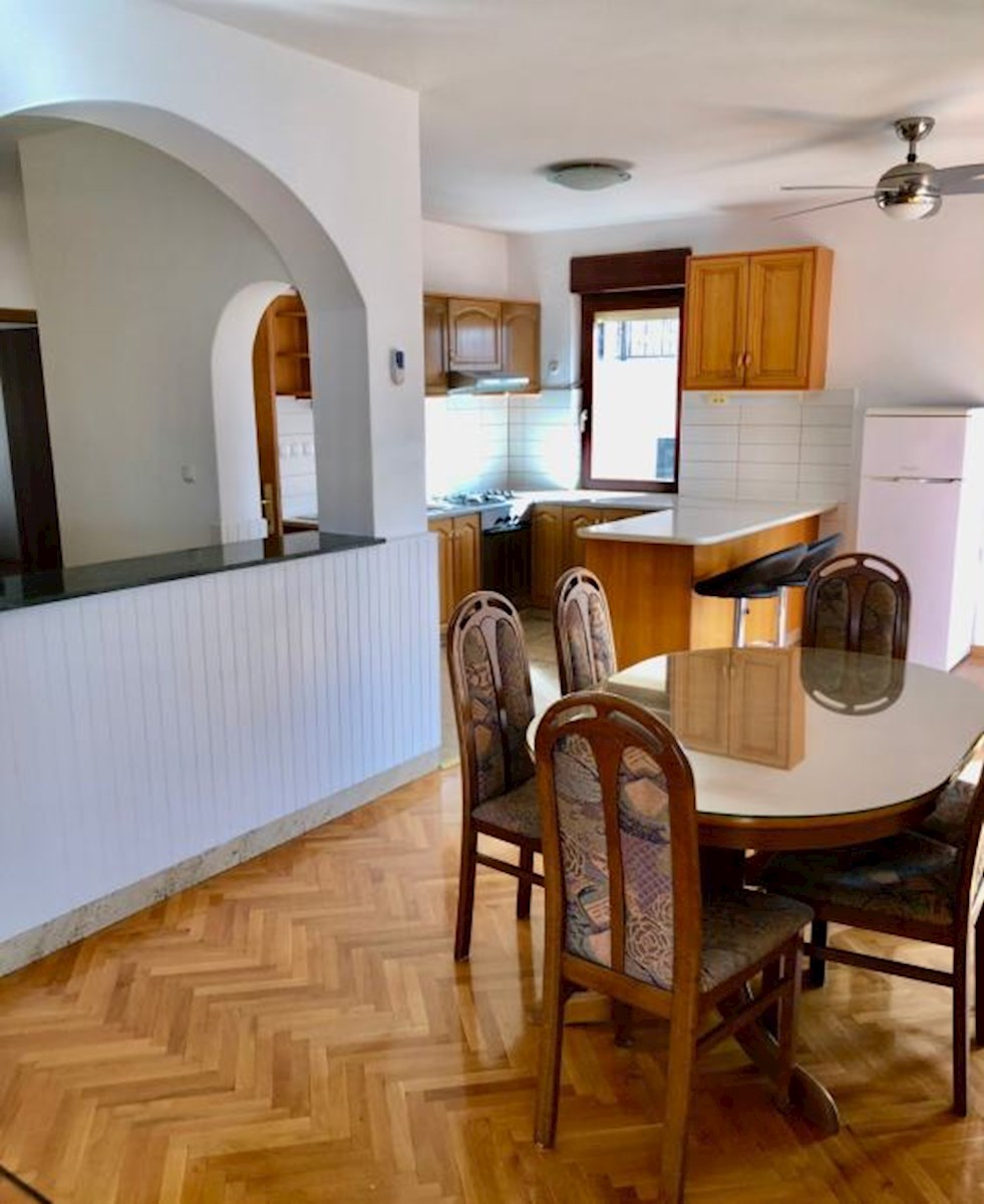 Piccolo edificio residenziale in una posizione attraente - Podstrana / leggi la descrizione