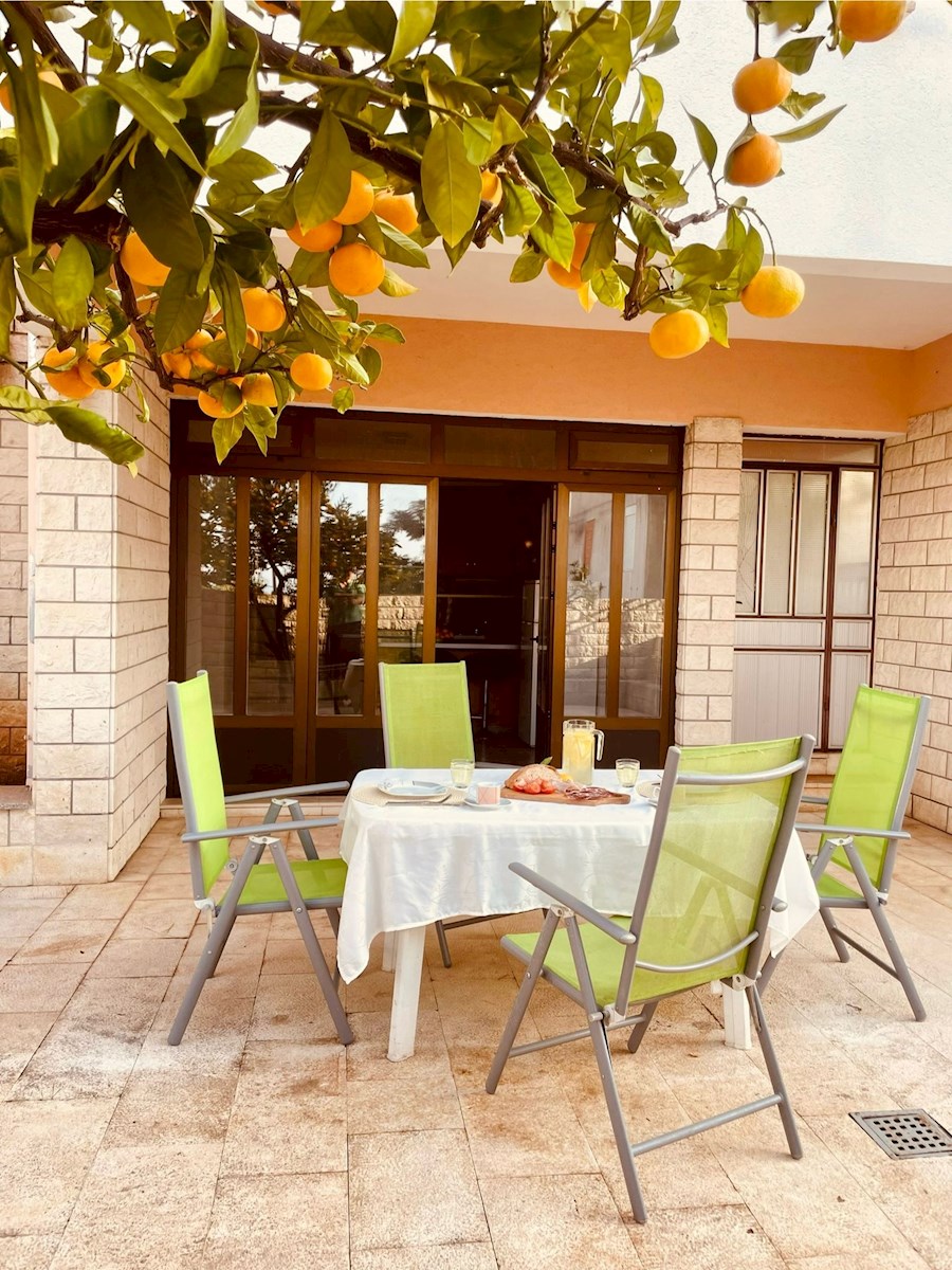 Piccolo edificio residenziale in una posizione attraente - Podstrana / leggi la descrizione