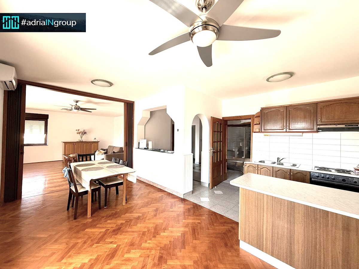 Piccolo edificio residenziale in una posizione attraente - Podstrana / leggi la descrizione