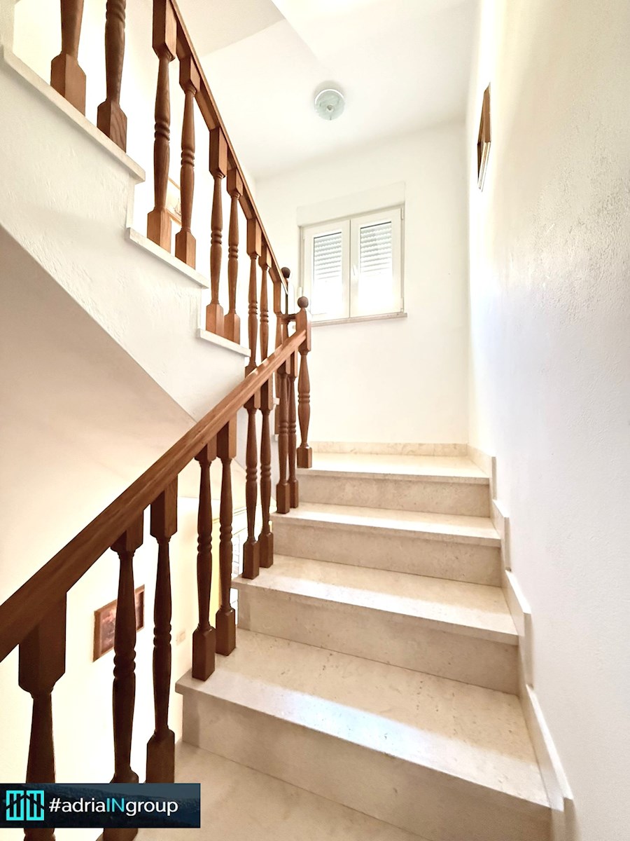 Piccolo edificio residenziale in una posizione attraente - Podstrana / leggi la descrizione