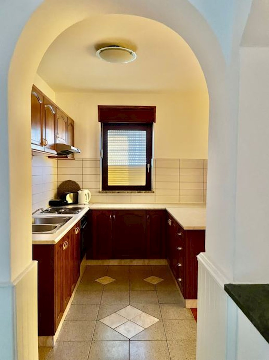 Piccolo edificio residenziale in una posizione attraente - Podstrana / leggi la descrizione