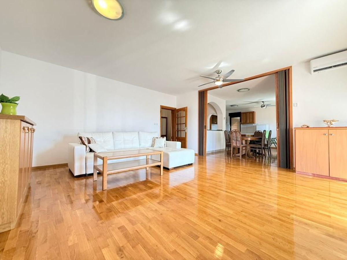 Piccolo edificio residenziale in una posizione attraente - Podstrana / leggi la descrizione