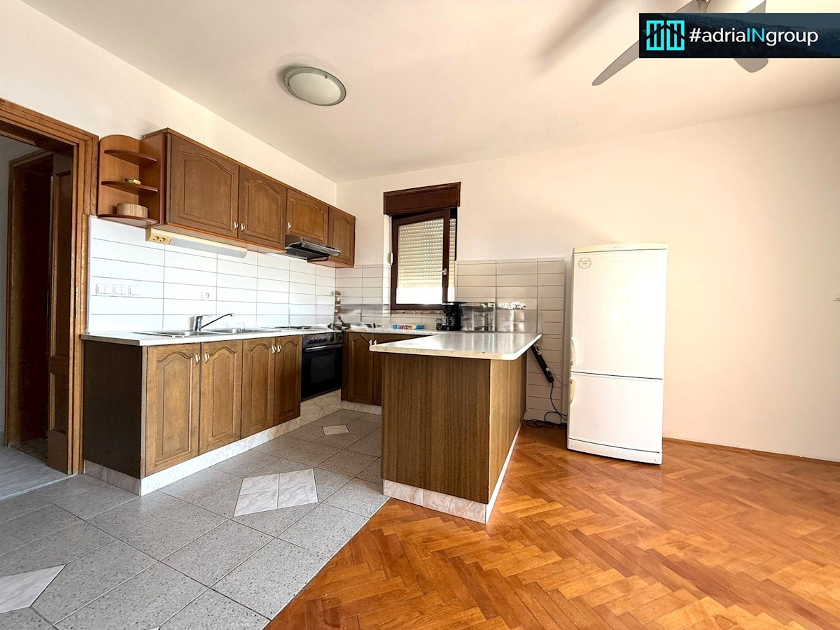 Piccolo edificio residenziale in una posizione attraente - Podstrana / leggi la descrizione