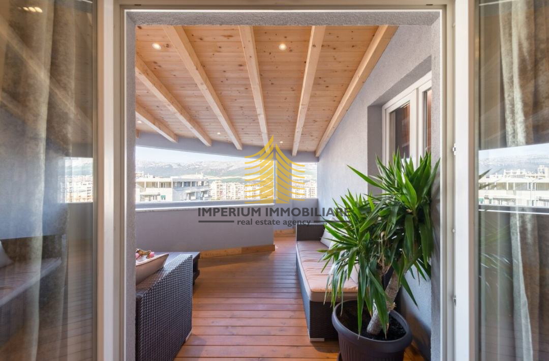 Lussuoso appartamento con tre camere da letto, garage + 2 posti auto