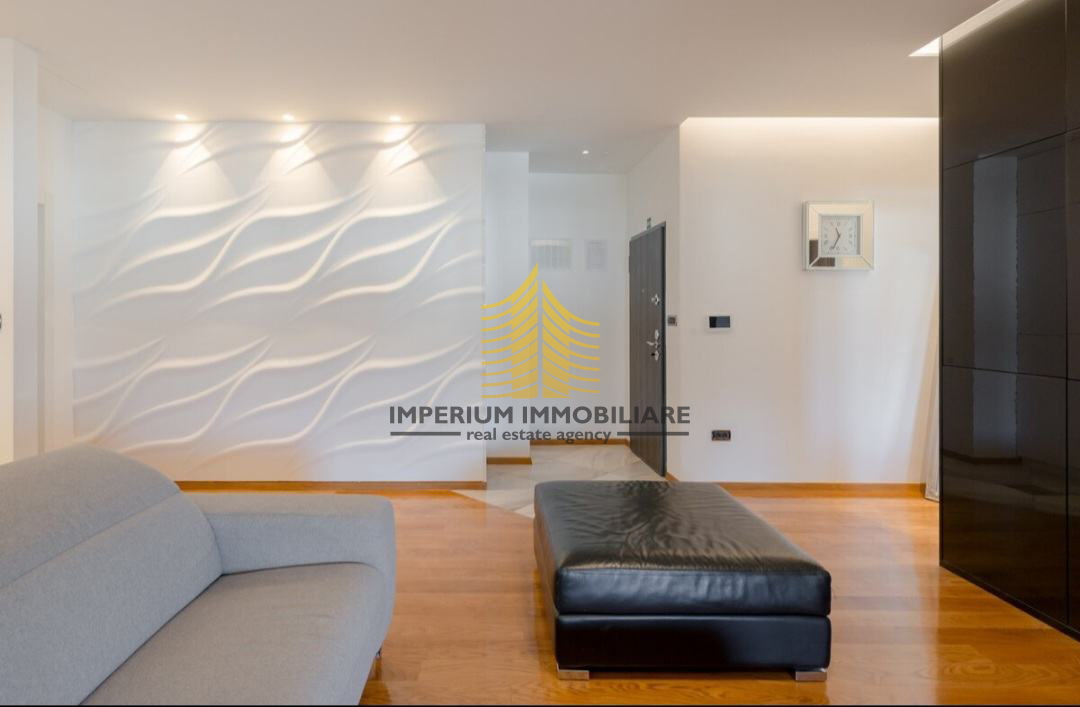 Lussuoso appartamento con tre camere da letto, garage + 2 posti auto