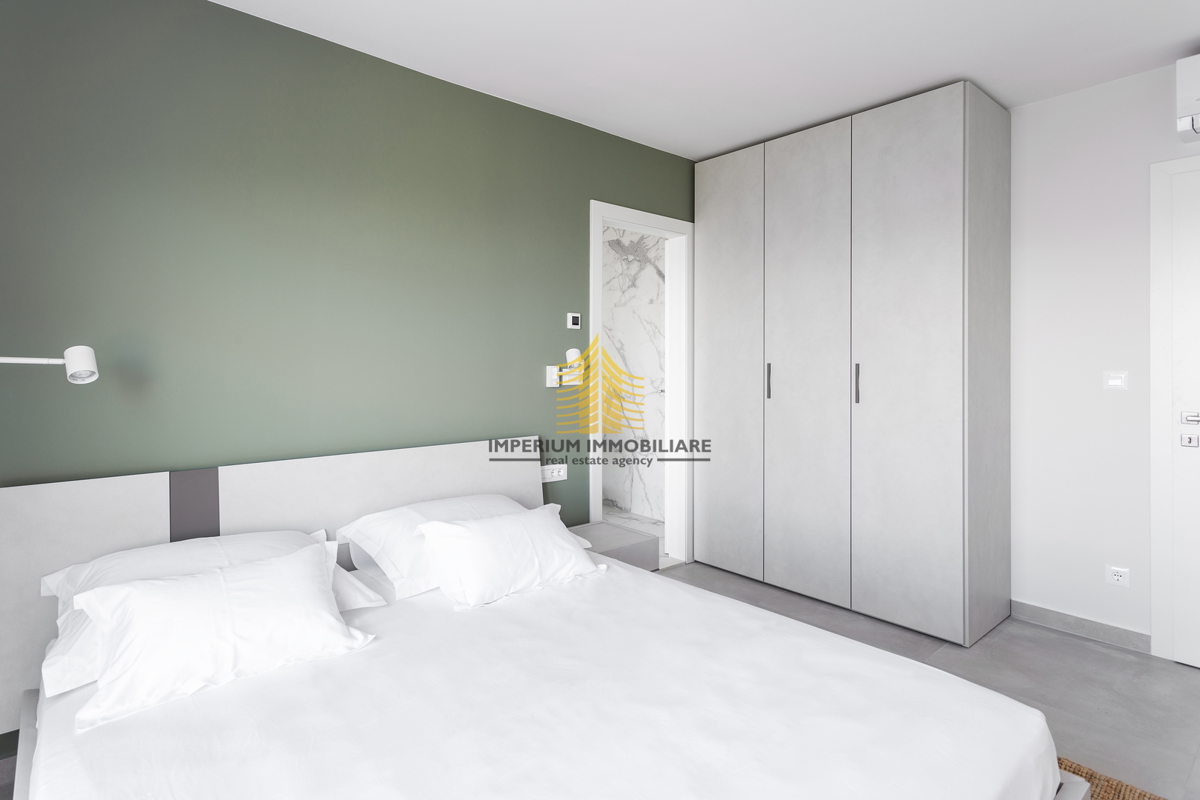 Casa, Vendita, Dugi Rat, Jesenice, 213m2, Indipendente