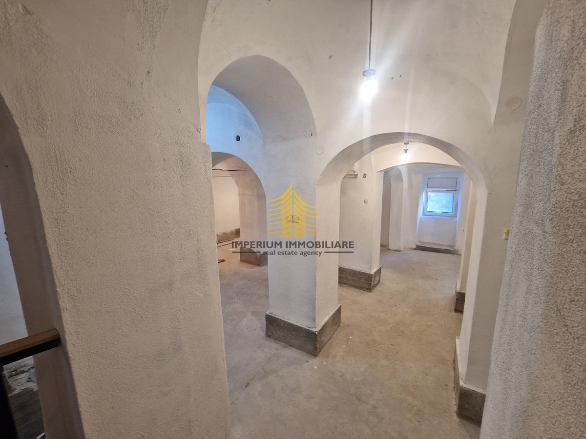 Spazio commerciale, Vendita, 13790, 225m2, Spazio per servizi