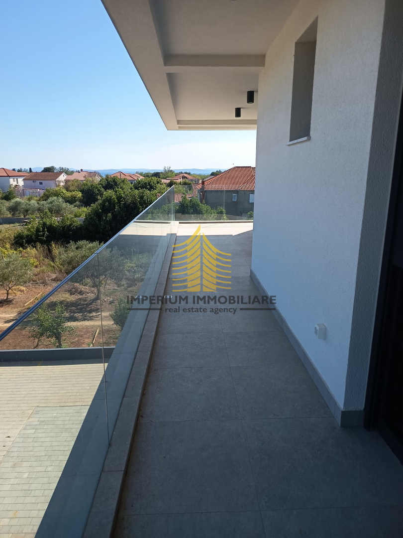 Appartamento, Vendita, Privlaka, 176,22 m2, 2,5 locali (2 camere da letto + soggiorno doppio)