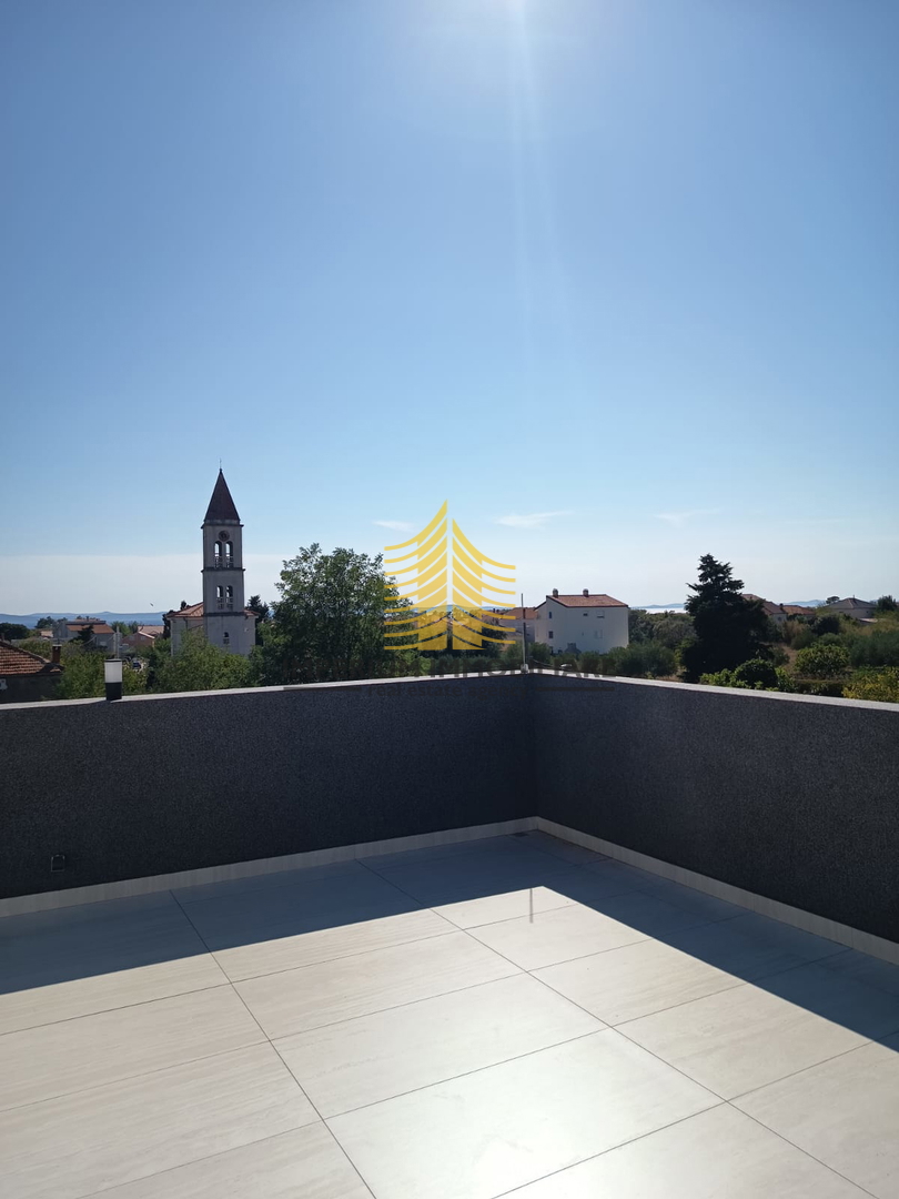 Appartamento, Vendita, Privlaka, 176,22 m2, 2,5 locali (2 camere da letto + soggiorno doppio)