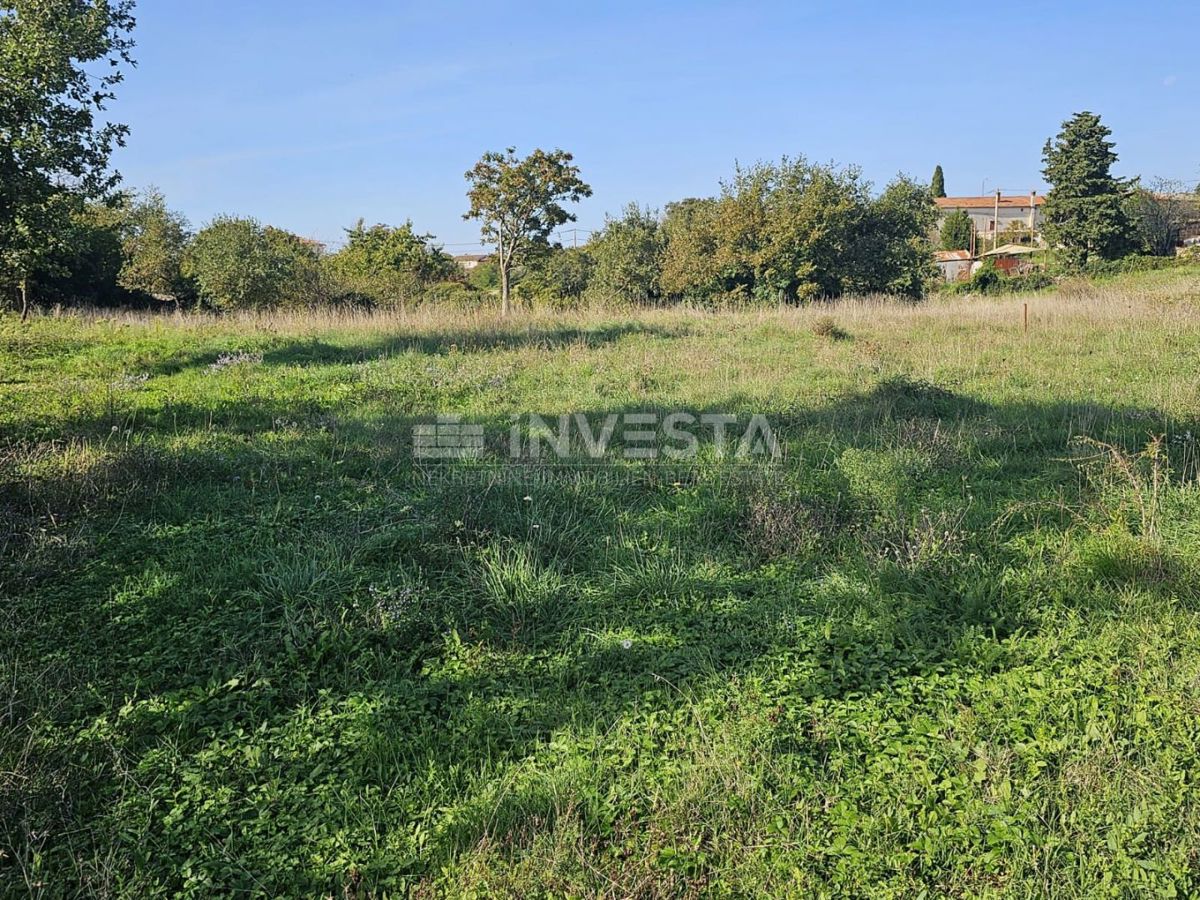 Dintorni di Dignano, terreno edificabile di 305 m² con permesso di costruzione per una casa di 170 m²